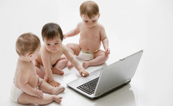 Bebés con un ordenador